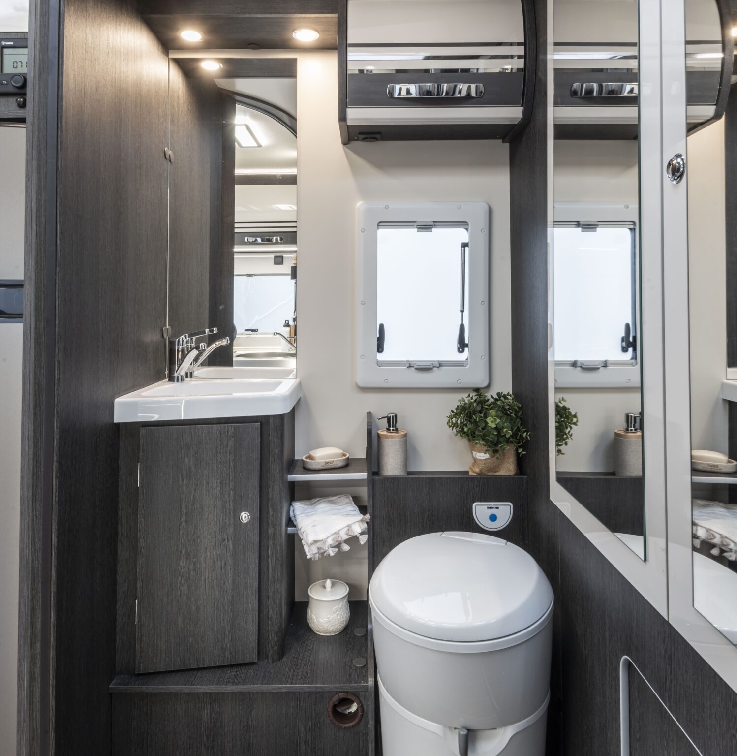 Roller Team camper semintegrale Kronos Advance 234 TL bagno