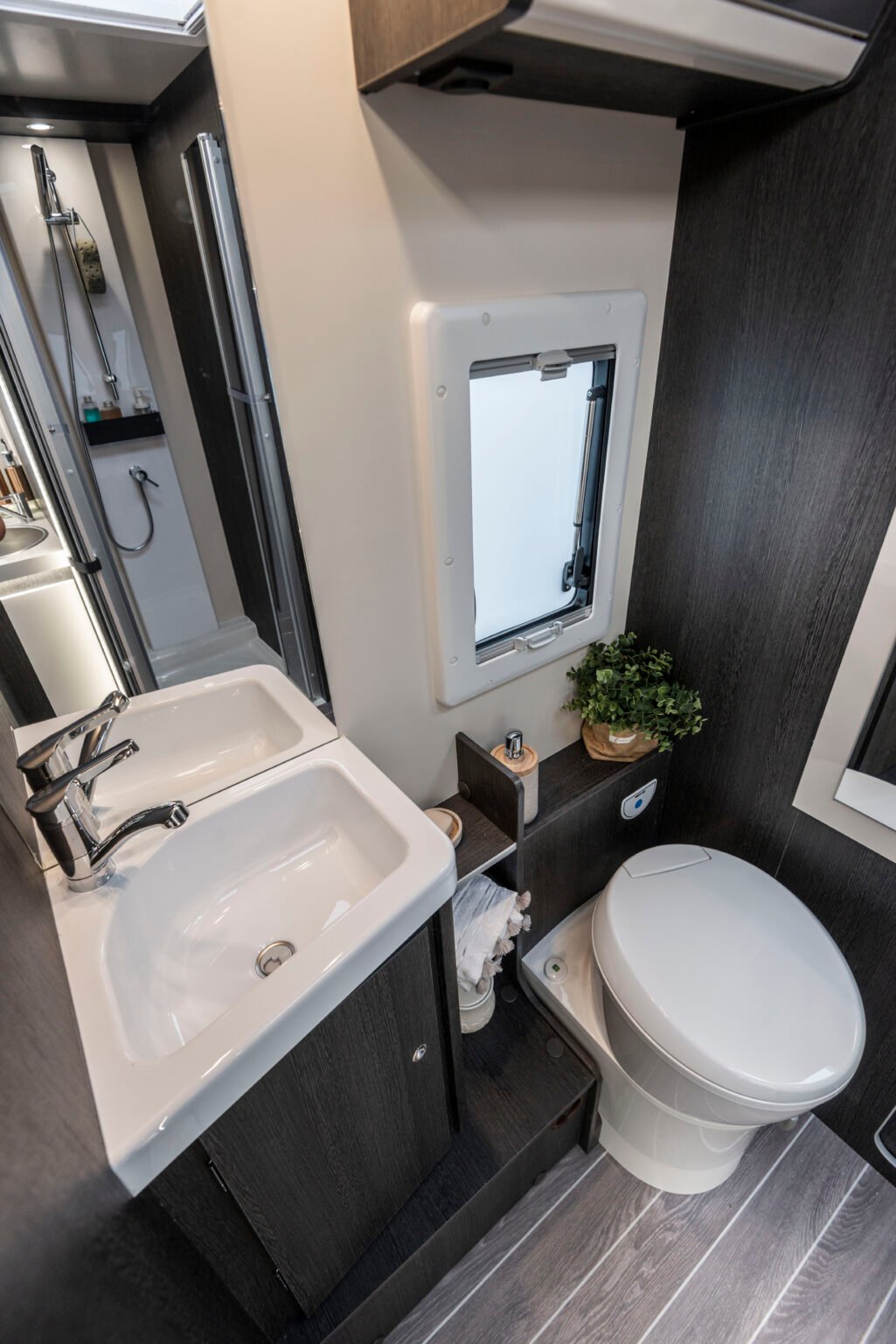 Roller Team camper semintegrale Kronos Advance 234 TL bagno