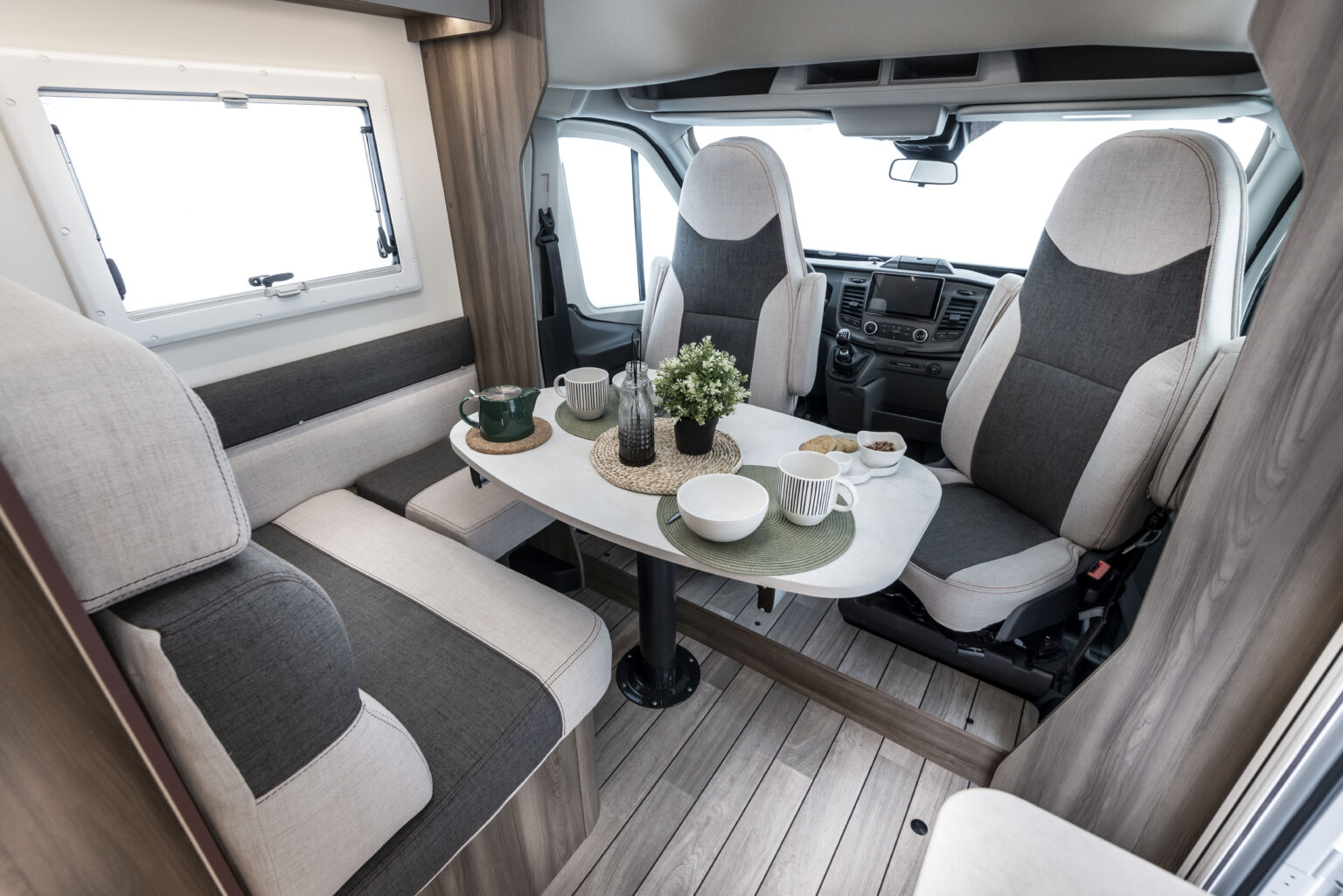 Roller Team camper semintegrale Kronos Fit 281 dinette zona giorno
