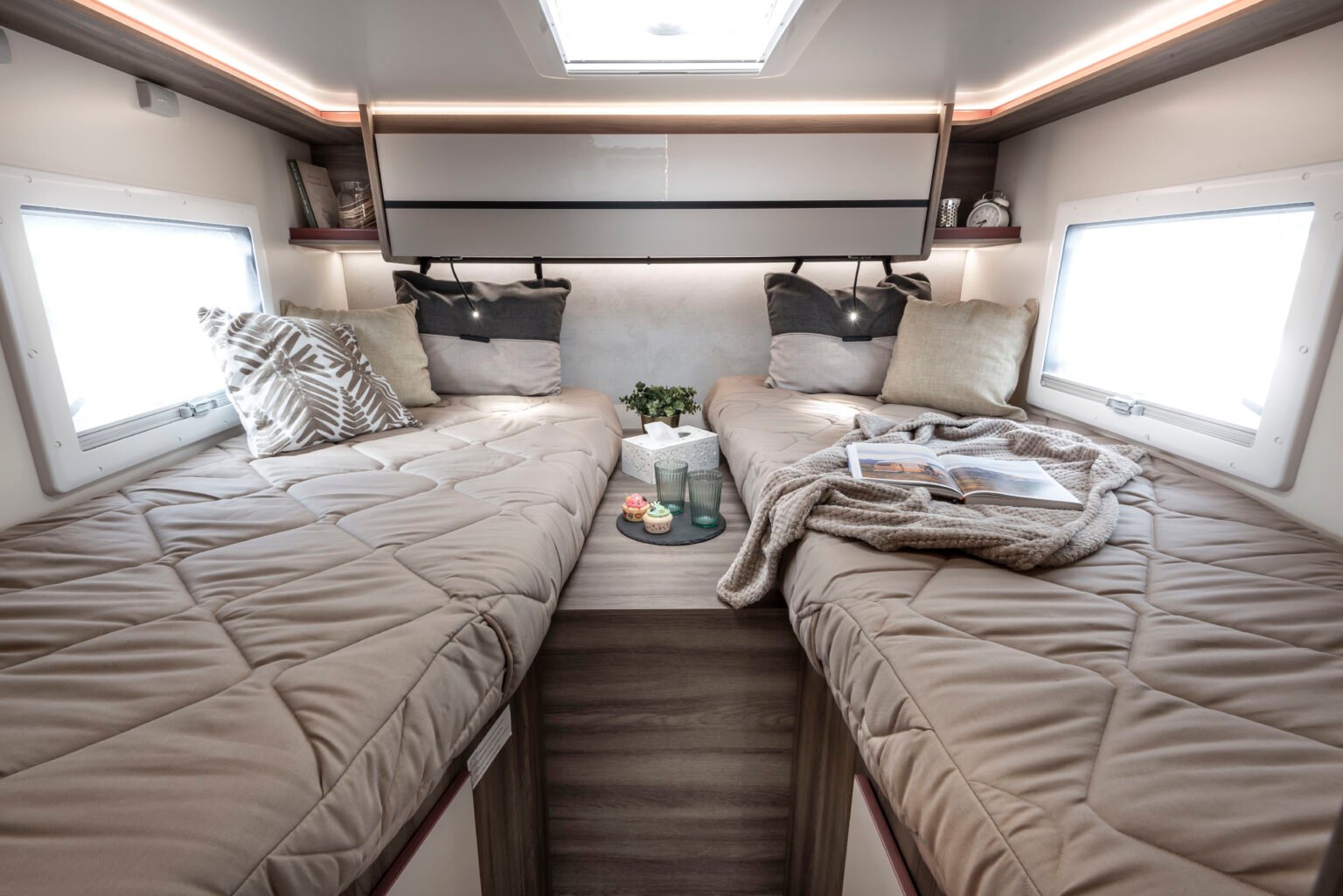 Roller Team camper semintegrale Kronos Fit 281 dinette letti gemelli