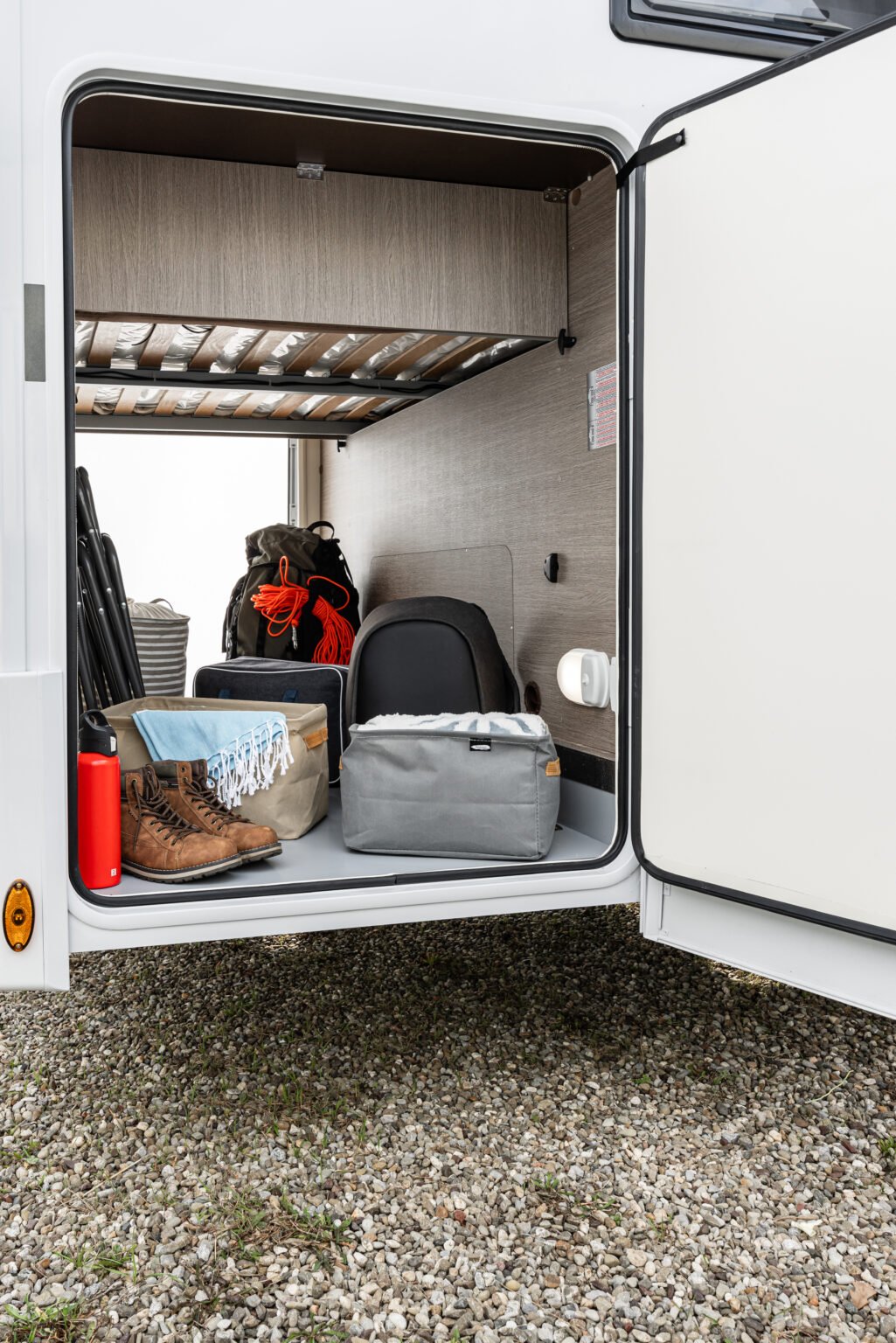 Roller Team camper semintegrale Zefiro 266 TL gavone