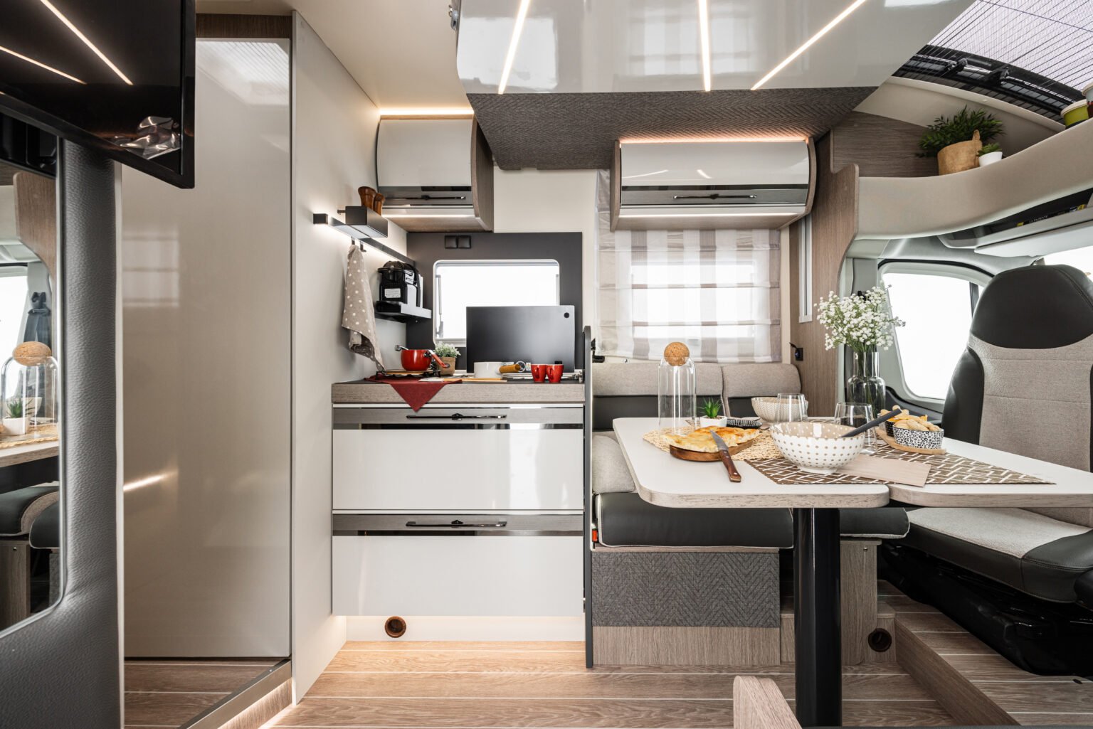 Roller Team camper semintegrale Zefiro 267 TL dinette