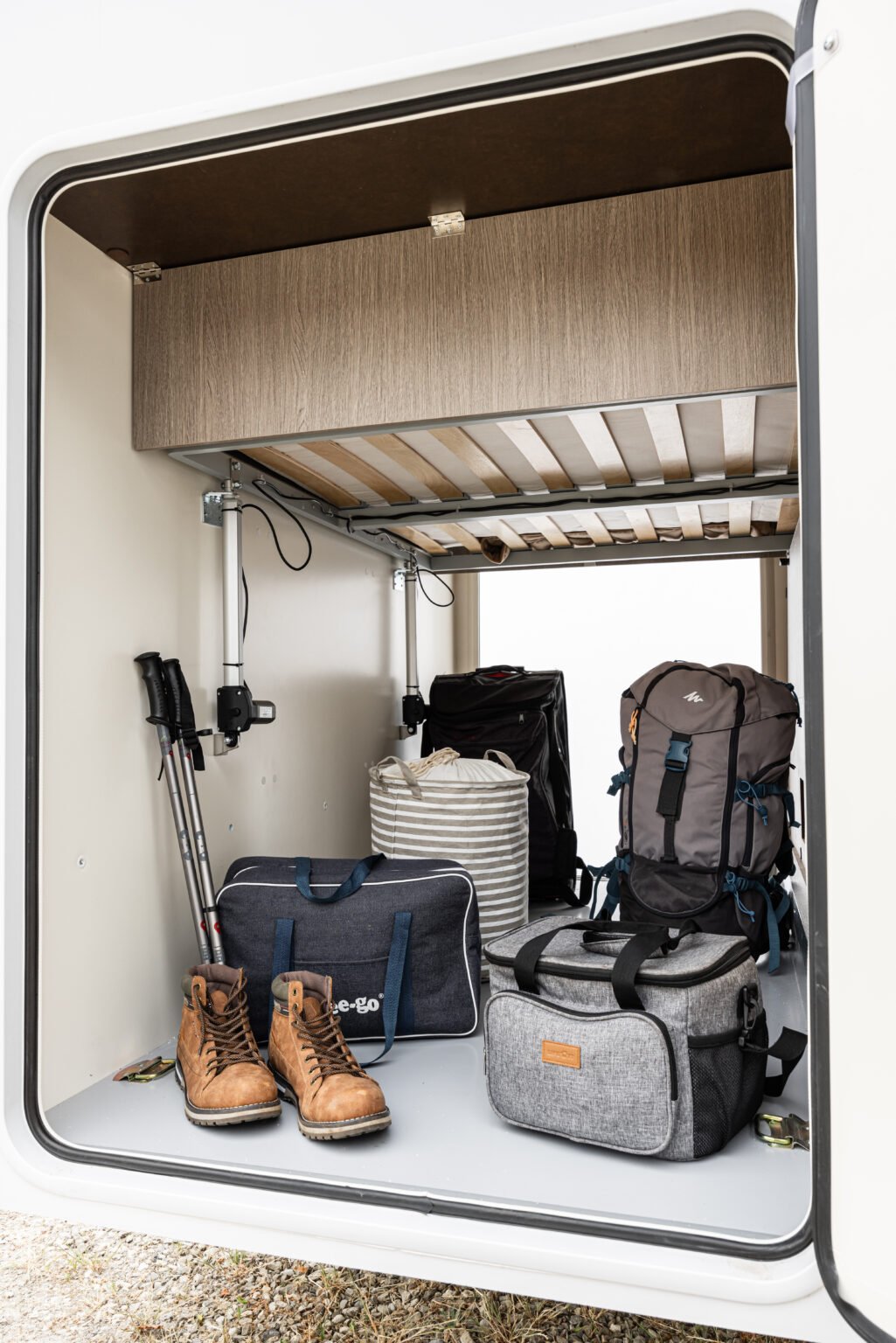 Roller Team camper semintegrale Zefiro 267 TL gavone