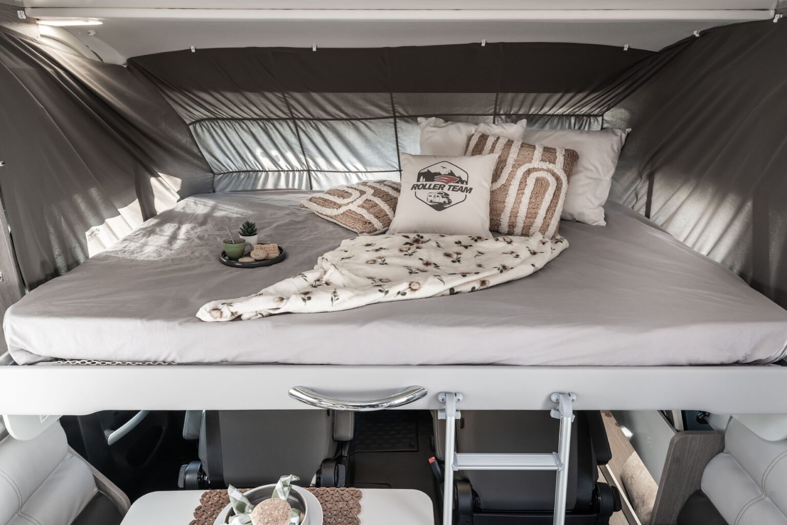 Roller Team camper motorhome Zefiro 287 Integral letto basculante