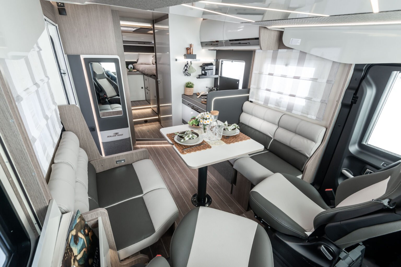 Roller Team camper motorhome Zefiro 287 Integral dinette