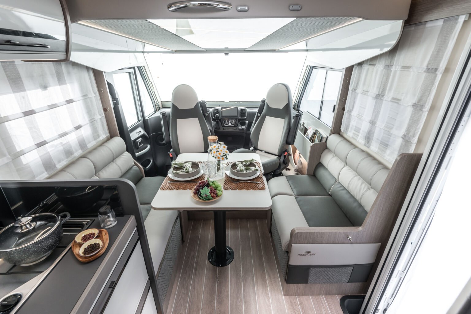Roller Team camper motorhome Zefiro 287 Integral dinette