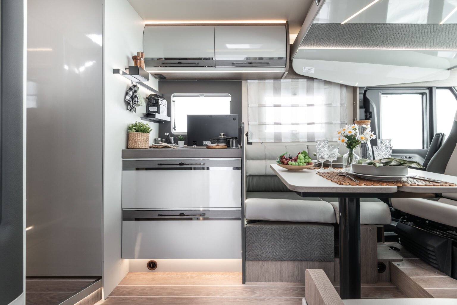 Roller Team camper motorhome Zefiro 287 Integral dinette