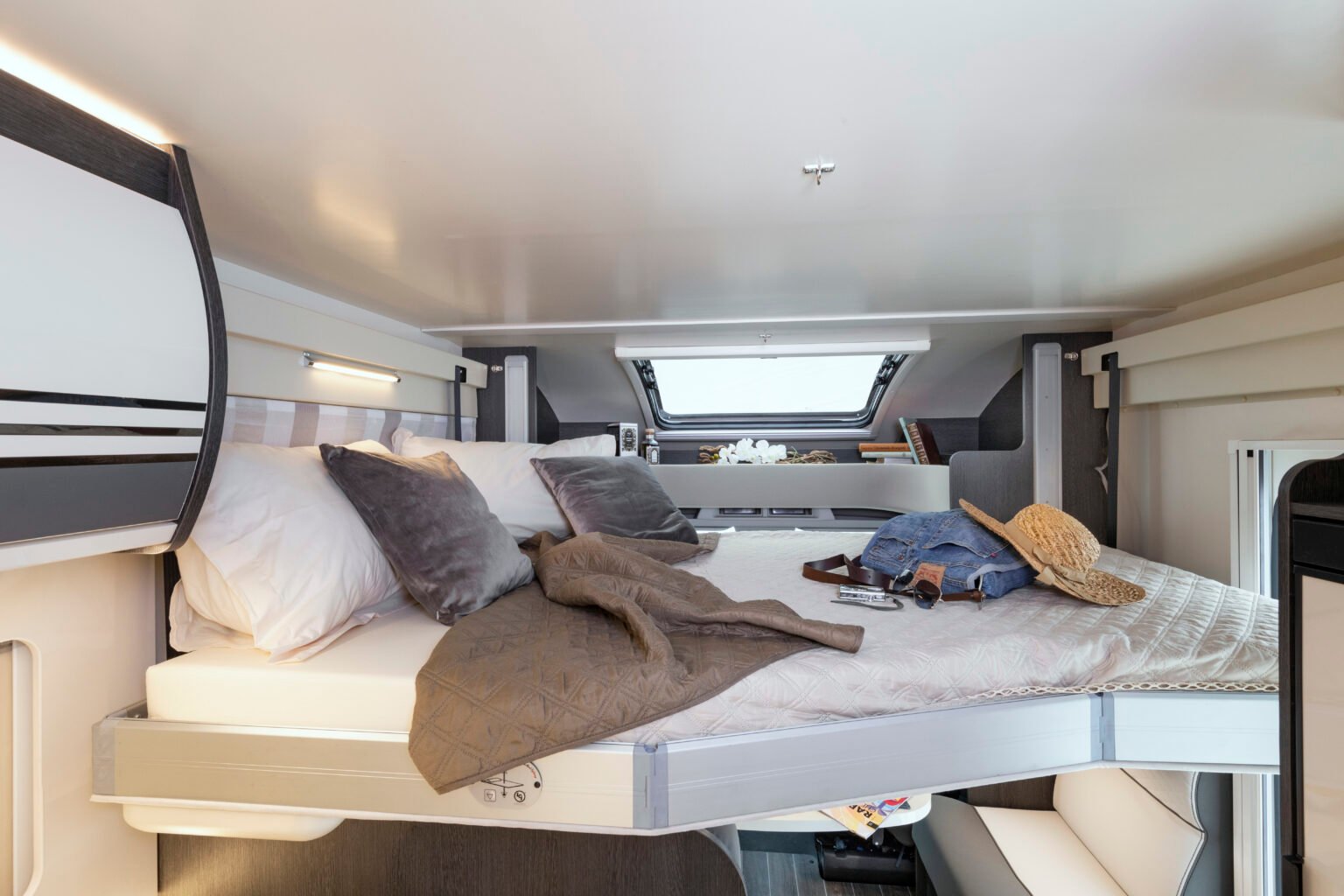 Roller Team camper semintegrale Kronos Advance 284 TL letto basculante
