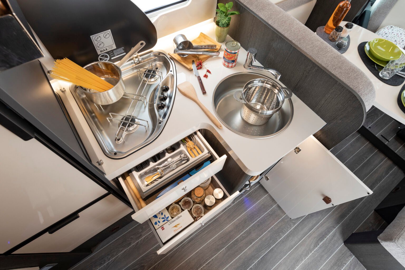 Roller Team camper semintegrale Kronos Advance 295 TL cucina